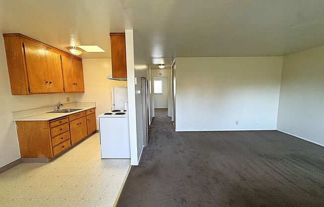 Great Location on South-End of Campus - Upper Floor Unit!