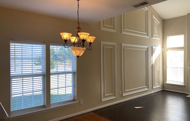 Beautiful, Move in ready,  3 Bedroom 2.5 Bath Townhome in Holly Park!