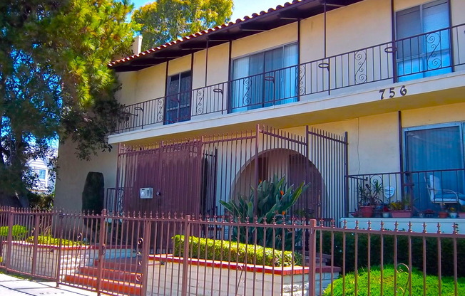 Sunny Spacious Upstairs Condo in Gated Bldg w/Pool by Highland Elementary School