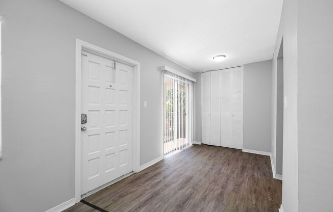 2 beds, 1 bath, 740 sqft, $1,395, Unit 211