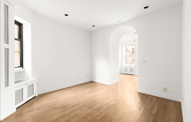 223 W 10 ST