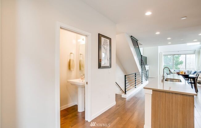 Stylish Townhome Living Near Lake Sammamish | 2 Bedrooms, 2.5 Bathrooms