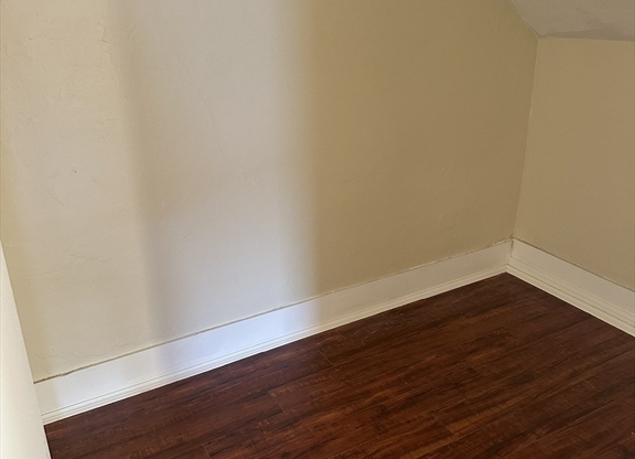 3 beds, 1 bath, 1,100 sqft, $1,800, Unit 2S