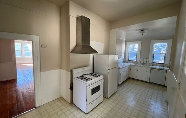 3 beds, 1 bath, 1,250 sqft, $2,500, Unit 1233 Star St. - Upstairs