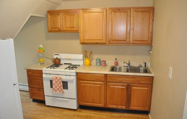 3 beds, 1 bath, $2,100, Unit 118-3