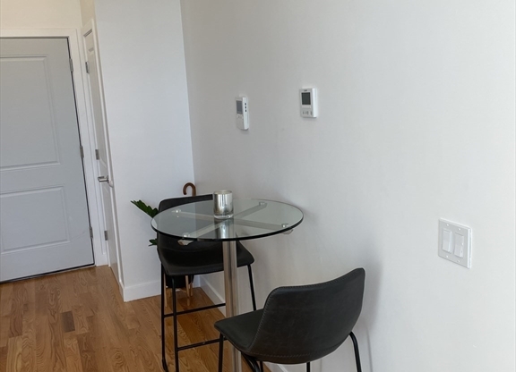 Studio, 1 bath, 425 sqft, $1,595, Unit 207