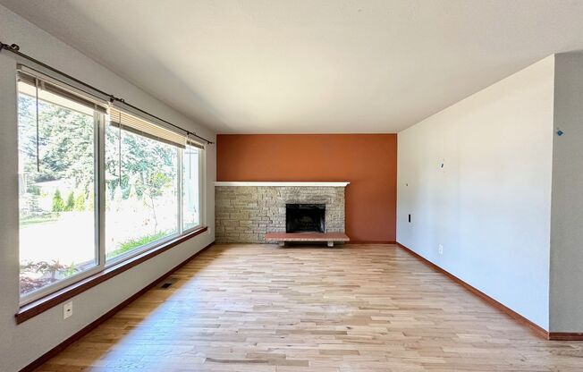 3BR/1+1BA Single Family House - Bellevue