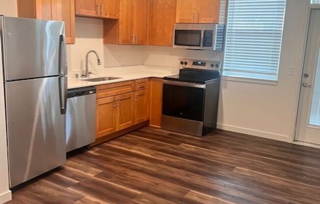 2 beds, 1 bath, 800 sqft, $1,549, Unit 9