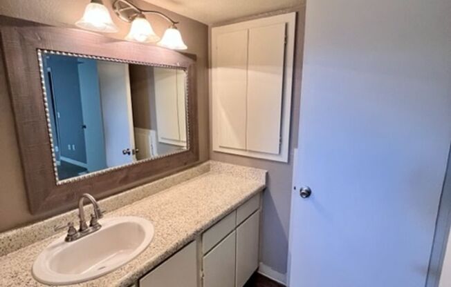 1 bed, 1 bath, 700 sqft, $1,595, Unit 37