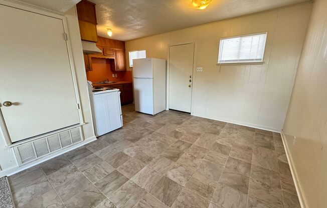 2 beds, 1 bath, $650, Unit Unit E