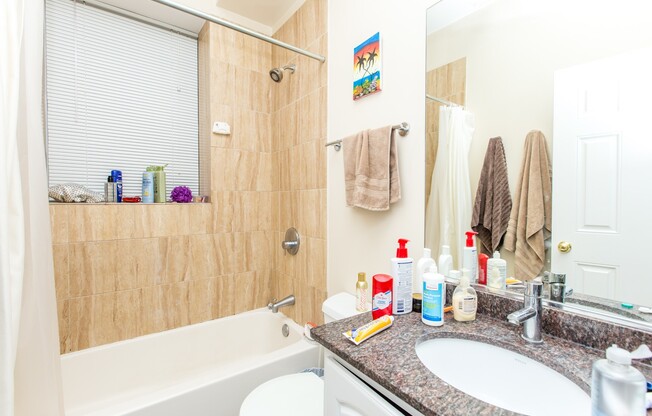 Condo Quality 2bed/1bath GARDEN space in the HEART of Bucktown/Wicker Park! In-Unit Laundry! Blue Line!