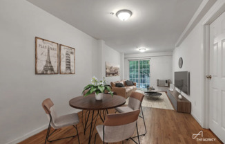 242 W 21 ST
