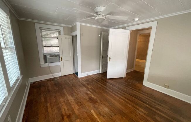 Simply the BEST! Adorable 1 Bedroom/1 Bath Located off Historic Camp Bowie! ((Covered Deck)) Minutes to Downtown Ft Worth ~