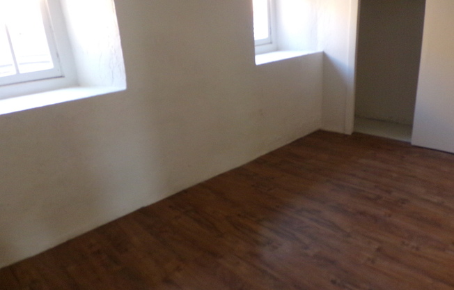 2 beds, 1 bath, $950, Unit 823 Brown Ave. #C