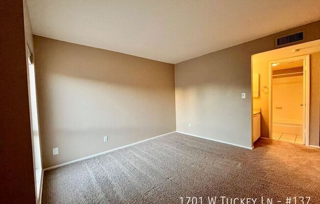 1701 W TUCKEY LN