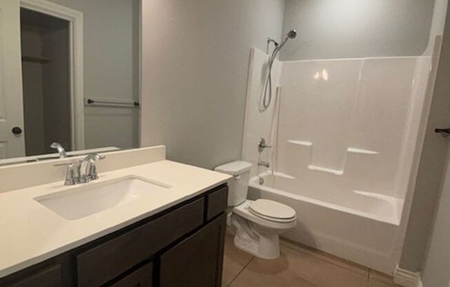 3 beds, 2 baths, $1,425, Unit 1421