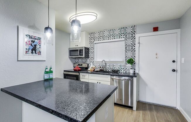 2 beds, 1 bath, 900 sqft, $2,664, Unit APT. 206