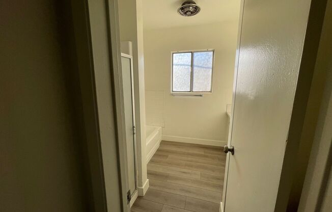 2 beds, 1 bath, $2,050, Unit 17