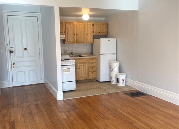 Studio, 1 bath, 400 sqft, $2,200, Unit 4