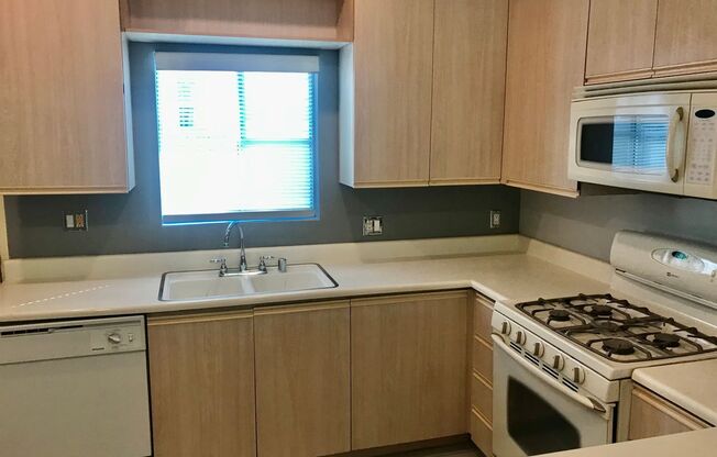 2 beds, 2.5 baths, $2,595, Unit Unit 10