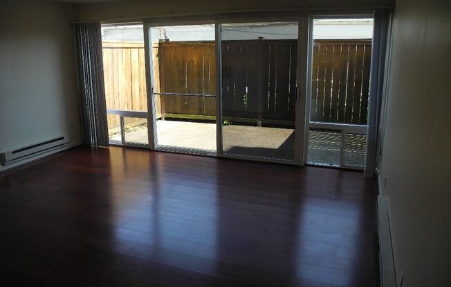 Studio, 1 bath, 418 sqft, $1,595, Unit R-105