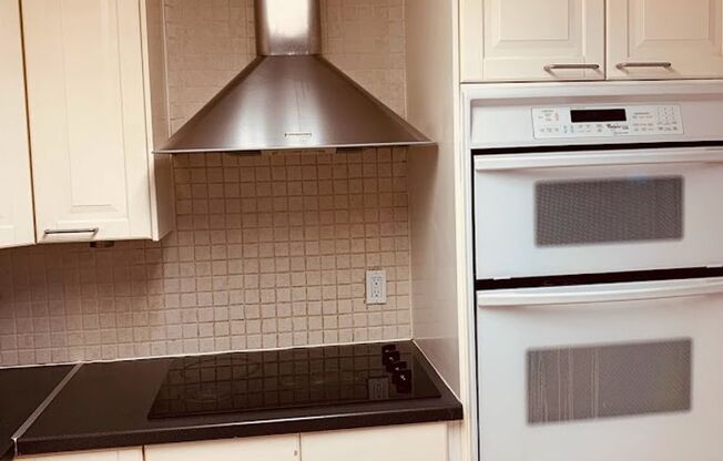 Redmond 1 bd/1 bath 1 parking ground level condo with water/sewer/garbage