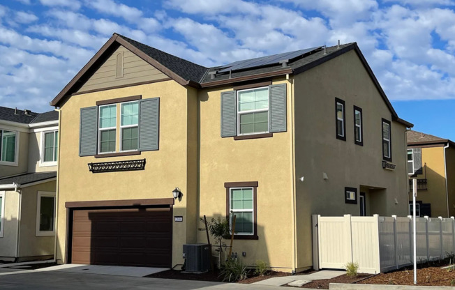 Beautiful 4 bed 3 bath located in Roseville!