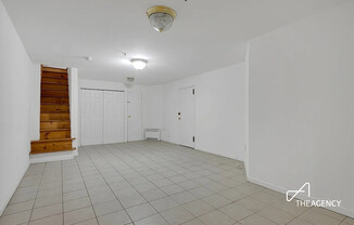 242 W 21 ST