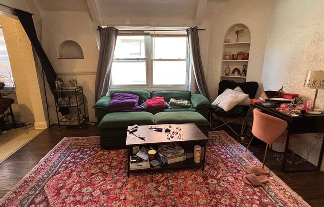 Tudor Hall~ Shadyside on the boarder of Oakland and Bloomfield~ convenient walkable location