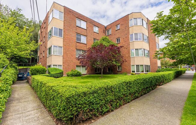 1 bed, 1 bath, 780 sqft, $1,695, Unit Hamrick 204