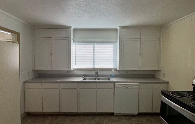 2 beds, 1 bath, $1,295