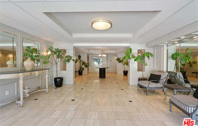 906 N Doheny Dr
