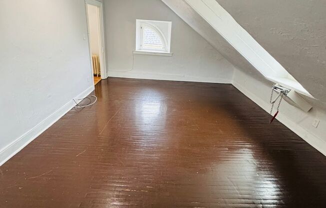 233 W Queen Lane