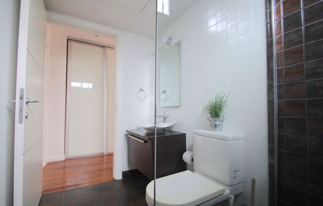 Beautiful garden unit with 1bed/1bath in the heart of South Beach!