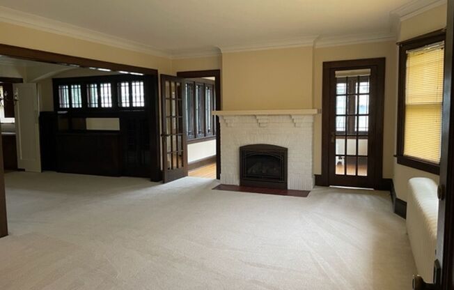 3 beds, 1 bath, $2,500, Unit # DUPLEX UPPER LEVEL