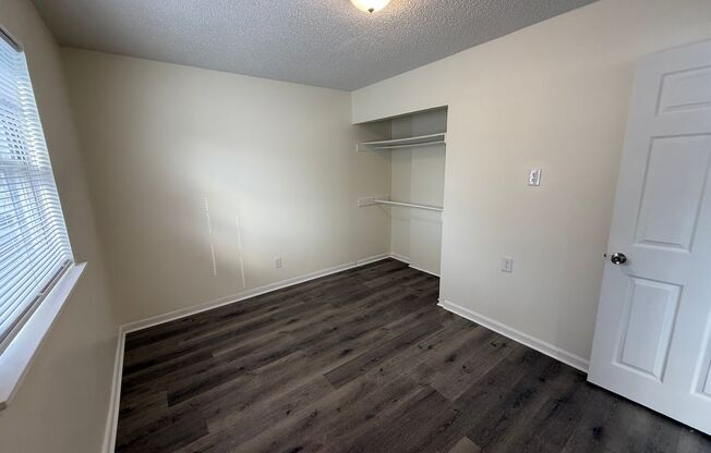 2 beds, 1 bath, 775 sqft, $790, Unit 420-22 Tefft-422 Tefft