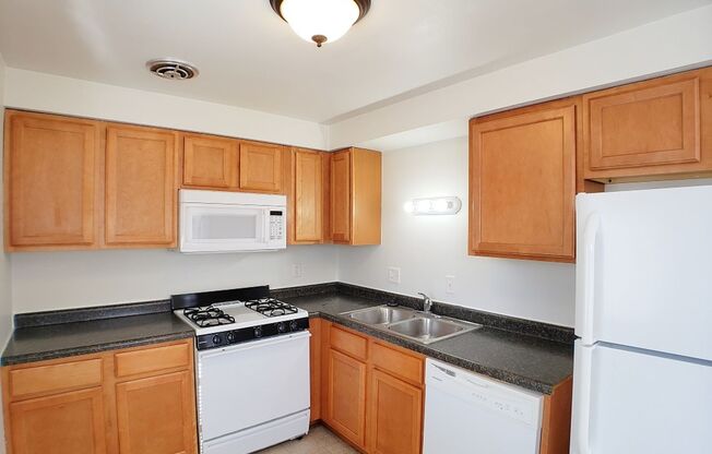 2 beds, 1 bath, 850 sqft, $1,349, Unit 5822-1 Balsam