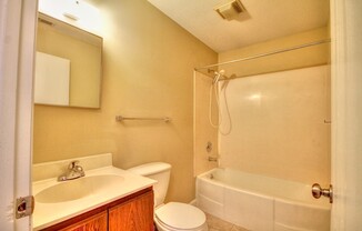 2 beds, 1 bath, 800 sqft, $1,060, Unit 446