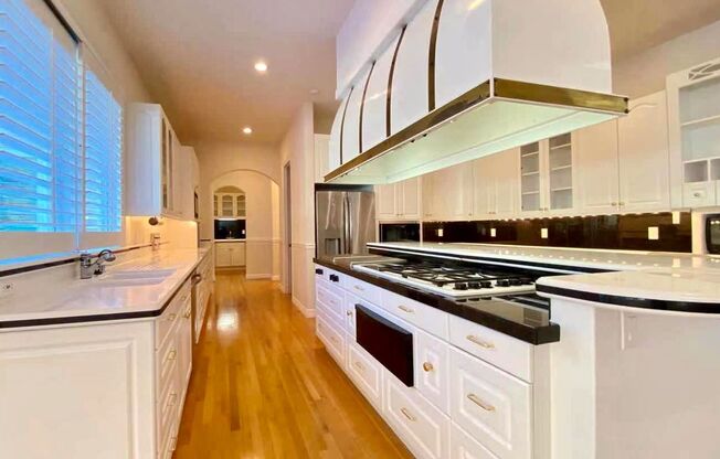 6 beds, 5.5 baths, $9,000