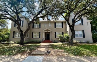 *LOCATION* Fabulous 1/1 with extra space ONE BLOCK off the St Mary's strip and close to the Pearl! Move in Ready!
