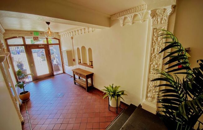 Studio, 1 bath, 300 sqft, $1,912, Unit 6612 Telegraph Ave