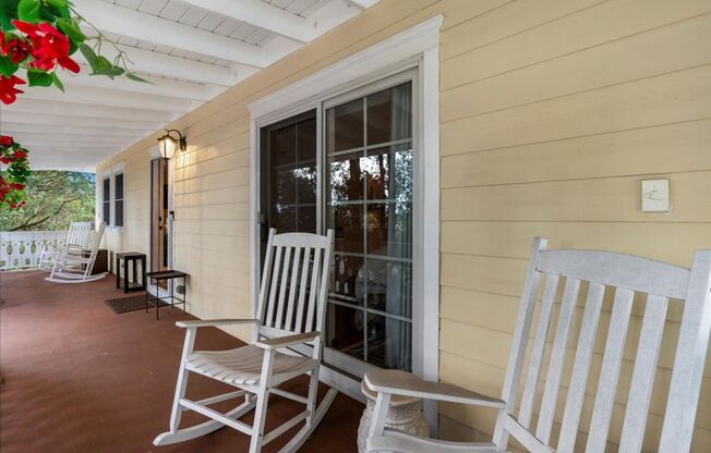 2 Bedroom, 1 Bath furnished Cottage