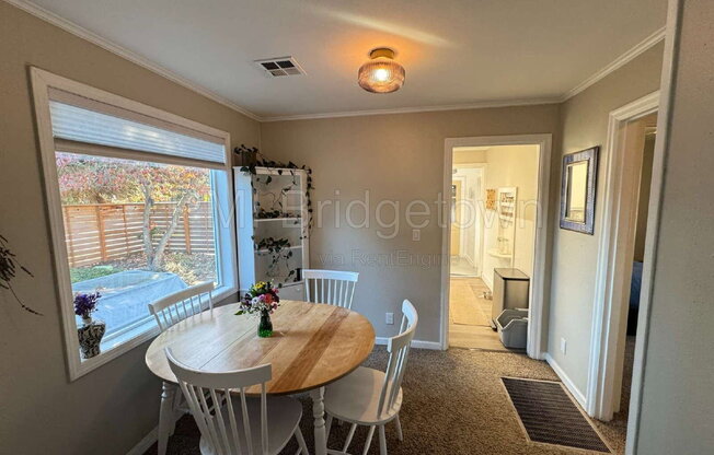 2 beds, 1 bath, 904 sqft, $2,190