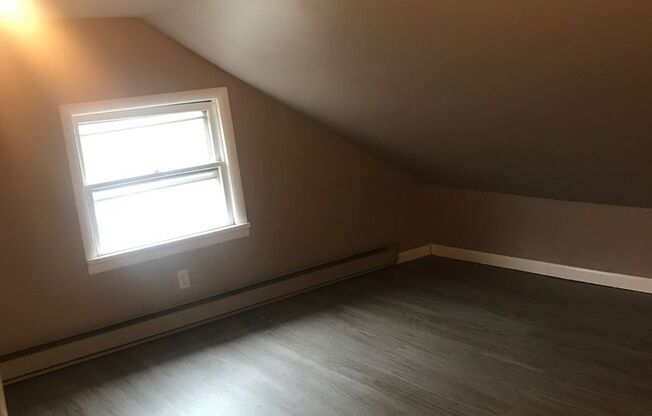 3 beds, 1 bath, $1,000