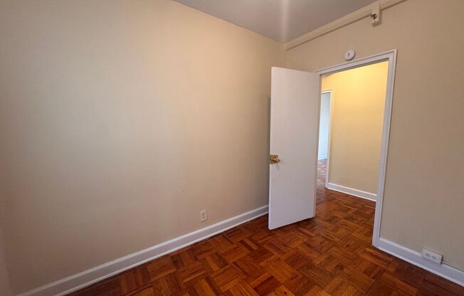 2 beds, 1 bath, $1,050, Unit A61