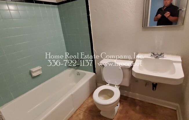 Cambridge Apartments | 605 W. 23rd Street Apt A