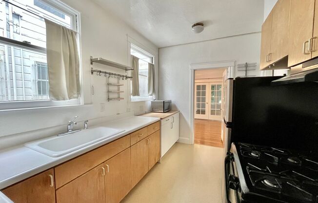 Charming 1 Bedroom Flat with a separate office in Boutique 4 unit Building