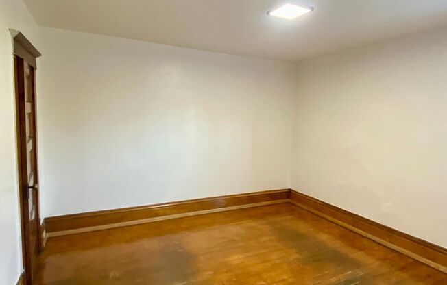 2 beds, 1 bath, $1,450, Unit 1015 W. 14th Ave. - B