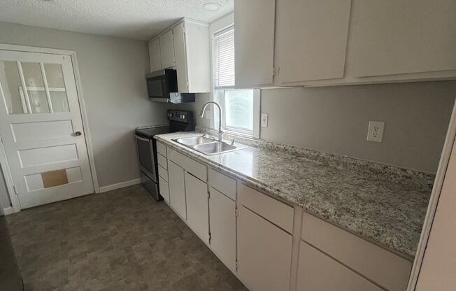 2 beds, 1 bath, $1,095