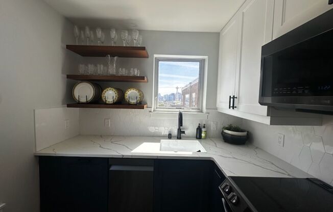 Top-Floor Queen Anne Condo with Fireplace & City Views